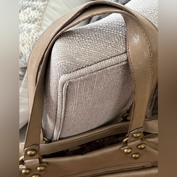 Jessica Simpson Shoulder Bag taupe faux leather. - Picture 3 of 7